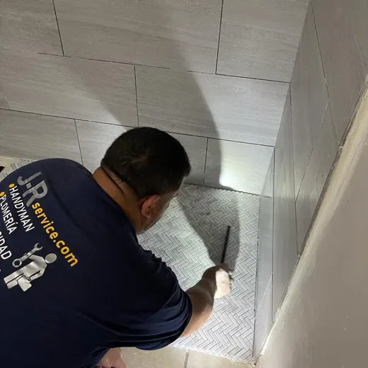 Handyman de J-R Service en remodelación de baño en Bayamón