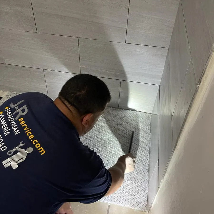 Javier, handyman de J-R Service, remodelando un baño en Puerto Rico