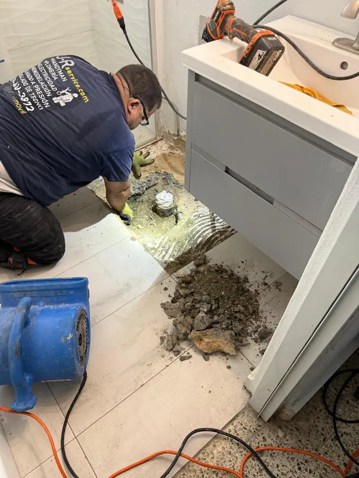 Plomería en Puerto Rico: reparación de desagüe bajo el piso de un baño