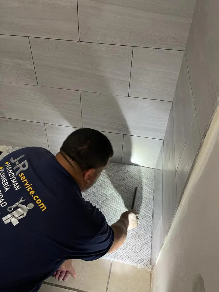Remodelación de baño en Bayamón: instalación de losas en ducha