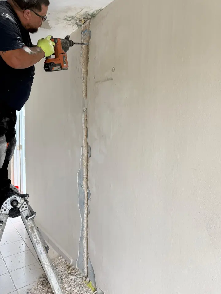 Handyman en San Juan reparando grieta en pared de concreto